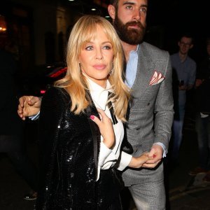 Kylie Minogue i Joshua Sasse