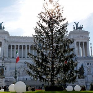 Najružnije božićno drvce u Rimu