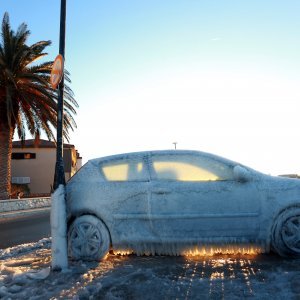 Zaleđeni auto u Vranjicu