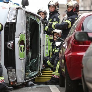 Prevrtanje vozila Taxi Cammea u Zagrebu