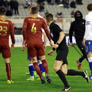 Maskirani huligan utrčao na teren tijekom utakmice Hajduk - Rijeka