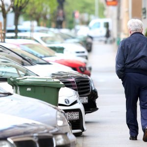 Ivica Todorić hoda prema autu u Bauerovoj ulici