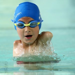 Ismail Zulfić iz Zenice, dječak bez ruku, na plivačkom natjecanju za osobe s tjelesnim oštećenjima
