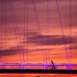 Osvijetljen pješački most na Dravi u Osijeku