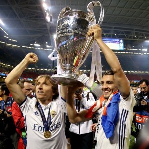 Luka Modrić i Mateo Kovačić s trofejem na svjetskom klupskom prvenstvu