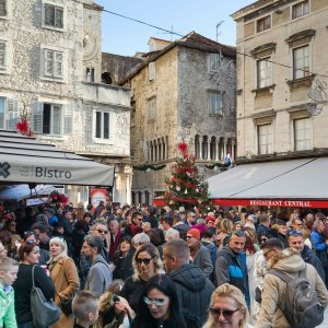 Priličan broj građana okupio se na Pjaci na Badnjak