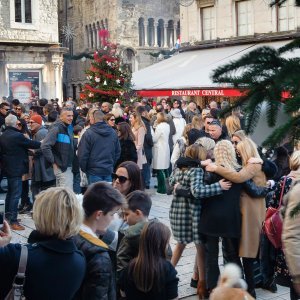 Priličan broj građana okupio se na Pjaci na Badnjak