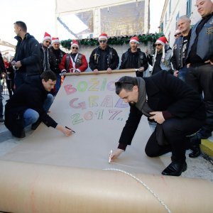 Predstavljanje mega-Čestitke u Božićnom gradu u Makarskoj