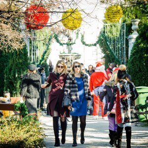 Blagdansko ozračje na šibenskim ulicama i na Adventskom sajmu