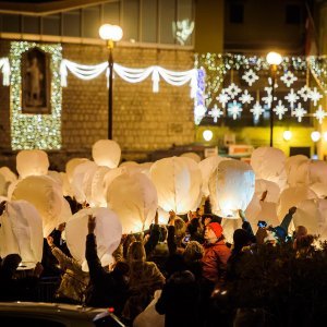 Blagdansko ozračje na šibenskim ulicama i na Adventskom sajmu