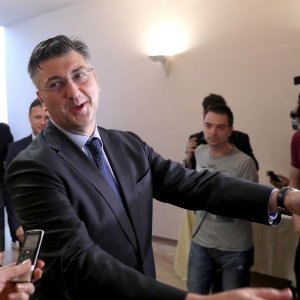 Andrej Plenković daje izjavu nakon sjednice Kluba zastupnika HDZ-a