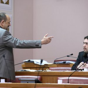 Ivan Lovrinović i Ivan Sinčić u razgovoru nakon što je Sabor još jednu sjednicu započeo stankama zbog stanja u zemlji