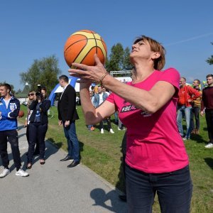 Martina Dalić okušala se u košarci na igralištu uz zagrebačko jezero Jarun na službenom otvorenju Europskog tjedna sporta