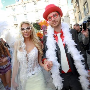 Ljubav Ave Karabatić i Ivana Pernara okrunjena brakom, naravno u sklopu karnevala