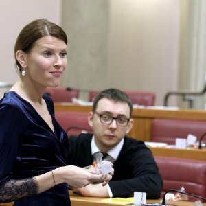 Sabina Glasovac, Bojan Glavašević i Gordan Maras uoči početka sjednice zasladili se Hedona čokoladom