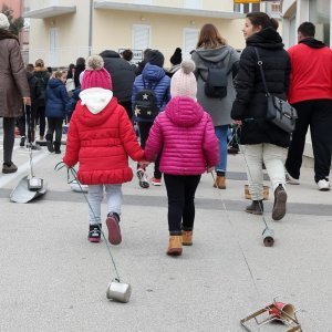 Građani Primoštena tradicionalno potezali Staru godinu kroz gradske ulice