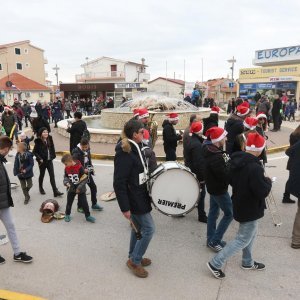 Građani Primoštena tradicionalno potezali Staru godinu kroz gradske ulice