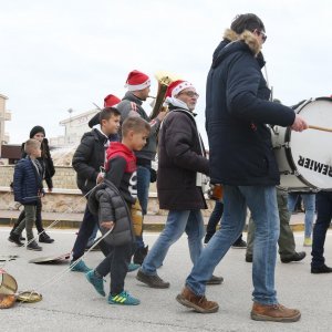 Građani Primoštena tradicionalno potezali Staru godinu kroz gradske ulice