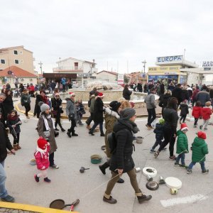 Građani Primoštena tradicionalno potezali Staru godinu kroz gradske ulice