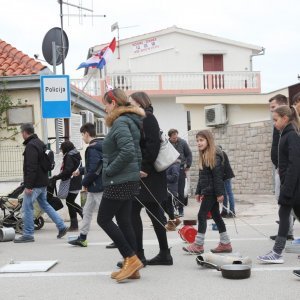 Građani Primoštena tradicionalno potezali Staru godinu kroz gradske ulice