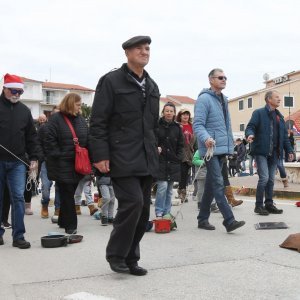 Građani Primoštena tradicionalno potezali Staru godinu kroz gradske ulice