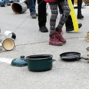 Građani Primoštena tradicionalno potezali Staru godinu kroz gradske ulice