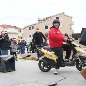 Građani Primoštena tradicionalno potezali Staru godinu kroz gradske ulice