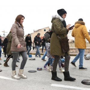 Građani Primoštena tradicionalno potezali Staru godinu kroz gradske ulice