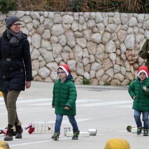 Građani Primoštena tradicionalno potezali Staru godinu kroz gradske ulice