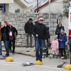 Građani Primoštena tradicionalno potezali Staru godinu kroz gradske ulice