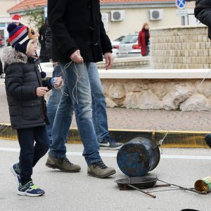 Građani Primoštena tradicionalno potezali Staru godinu kroz gradske ulice