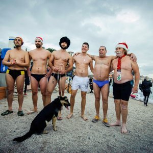 Tradicionalno novogodišnje kupanje na plaži Banj