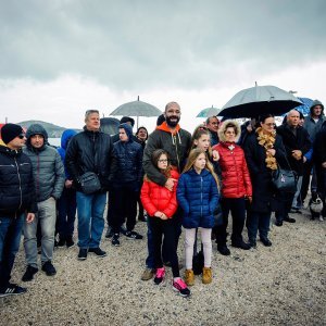 Tradicionalno novogodišnje kupanje na plaži Banj