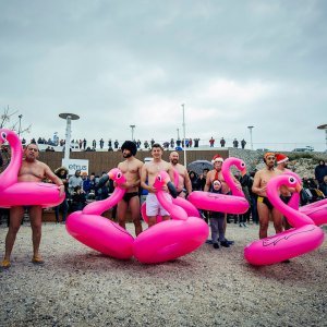 Tradicionalno novogodišnje kupanje na plaži Banj