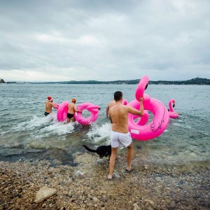 Tradicionalno novogodišnje kupanje na plaži Banj