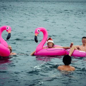 Tradicionalno novogodišnje kupanje na plaži Banj