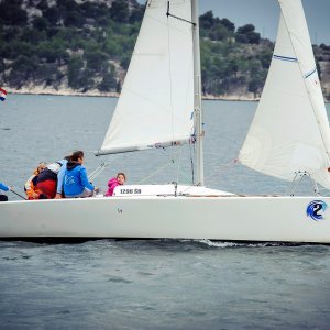 Tradicionalno novogodišnje kupanje na plaži Banj