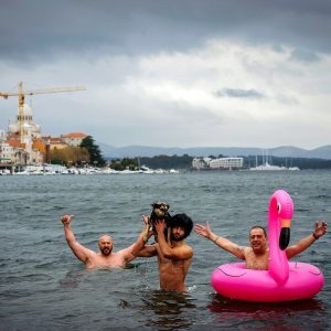 Tradicionalno novogodišnje kupanje na plaži Banj