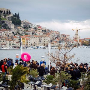 Tradicionalno novogodišnje kupanje na plaži Banj