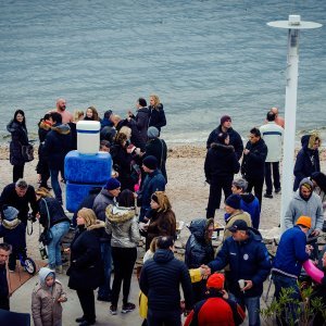 Tradicionalno novogodišnje kupanje na plaži Banj