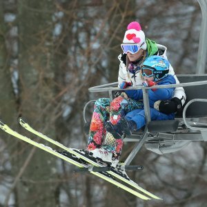 Janica Kostelić s nećakom uživa na skijalištu na Sljemenu