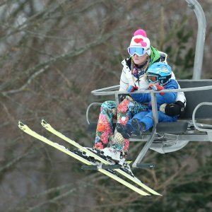 Janica Kostelić s nećakom uživa na skijalištu na Sljemenu