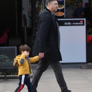 Premijer Andrej Plenković sa sinom Marijem prošetao gradom