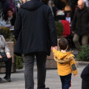 Premijer Andrej Plenković sa sinom Marijem prošetao gradom