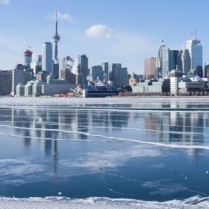 Pogled na Toronto sa zaleđenog jezera Ontario