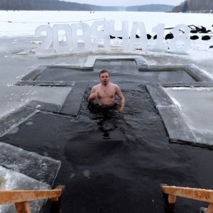 Kupanje u ledenoj vodi povodom Bogojavljenja - jezero Vjača kod Minska