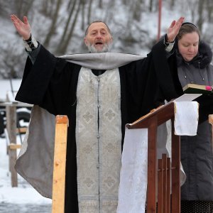 Kupanje u ledenoj vodi povodom Bogojavljenja - jezero Vjača kod Minska