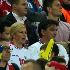 Predsjednica Grabar-Kitarović i Zlatko Dalić s tribine bodrili hrvatske rukometaše