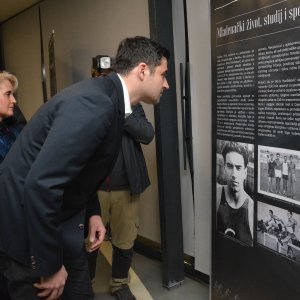 Jasenovac: Davor Bernardić razgledao izložbu o Borisu Hanžekoviću