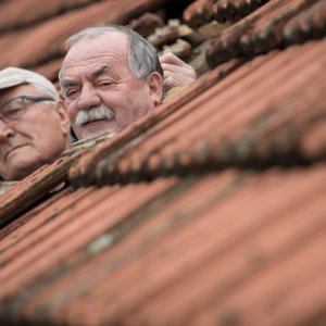 Avion u niskom letu srušio crijep s krova zgrade